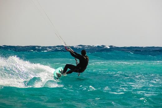 Mężczyzna uprawiający kitesurfing w Polsce